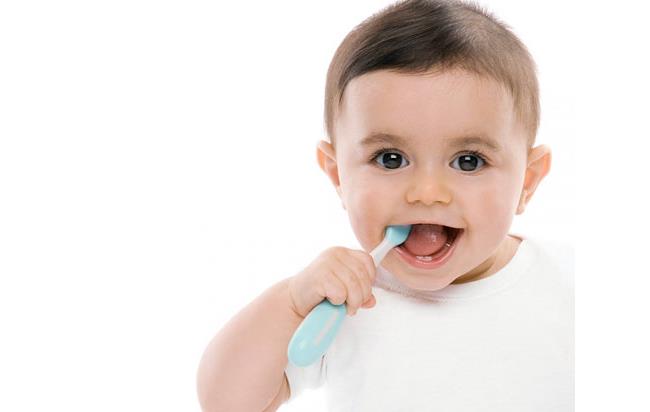 Φροντίζοντας τα ούλα και τα δόντια του παιδιού σας